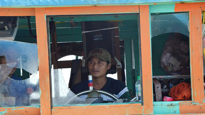 Các cửa kính cabin tàu cá QNg 90045 bị tàu Trung Quốc rượt đuổi, ném đá bể nát. Ảnh: A.T