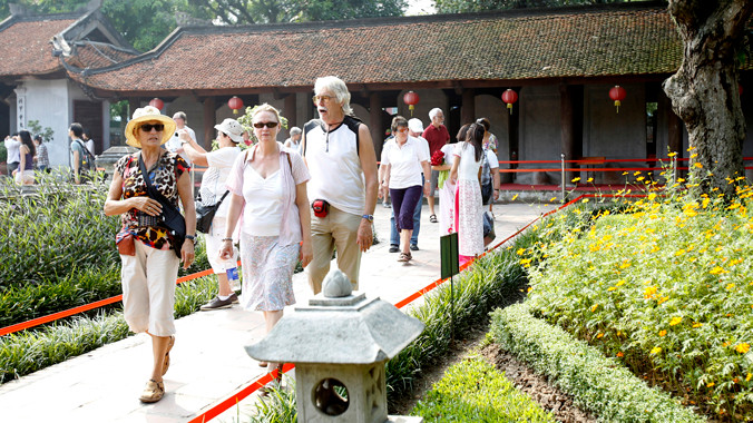 Khách du lịch nước ngoài đến tham quan khu di tích Văn Miếu Quốc Tử Giám - Hà Nội. Ảnh: Ngọc Châu