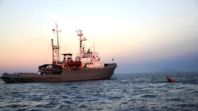 Tàu KN nỗ lực kéo tàu chìm