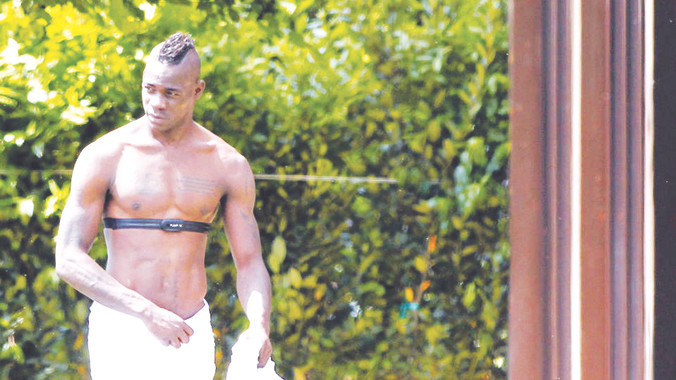 Mario Balotelli buộc khăn tắm chuẩn bị bước vào tập luyện trong phòng tắm hơi. Ảnh: AP