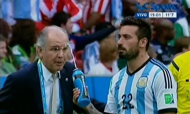 Hành động không đẹp của Lavezzi với thầy của mình