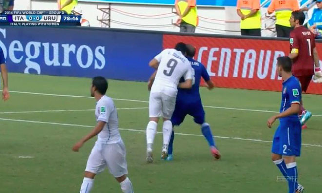 Tình huống Suarez cắn vào vai Chiellini