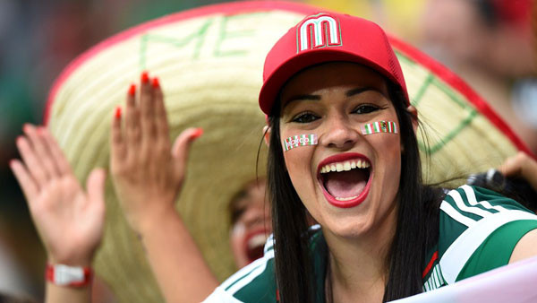 CĐV nữ luôn gây chú ý với ống kính phóng viên.