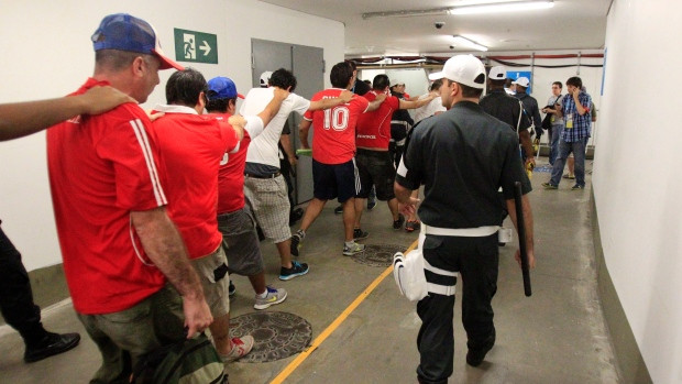 CĐV Chile bị giữ tại sân sau khi làm loạn