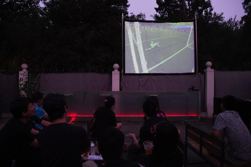 Vừa xem vừa cá độ là đam mê của nhiều người hâm mộ Trung Quốc