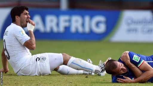 Tình huống Suarez bị cáo buộc cắn Chiellini