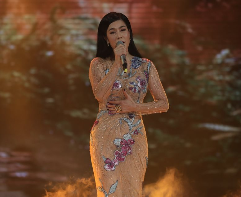 Thu Phương không kìm nén được cảm xúc khi thể hiện ca khúc "Chưa bao giờ" trong chương trình "Thay lời muốn nói".