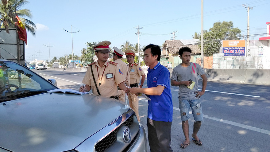 Lực lượng chức năng test nhanh ma túy các tài xế