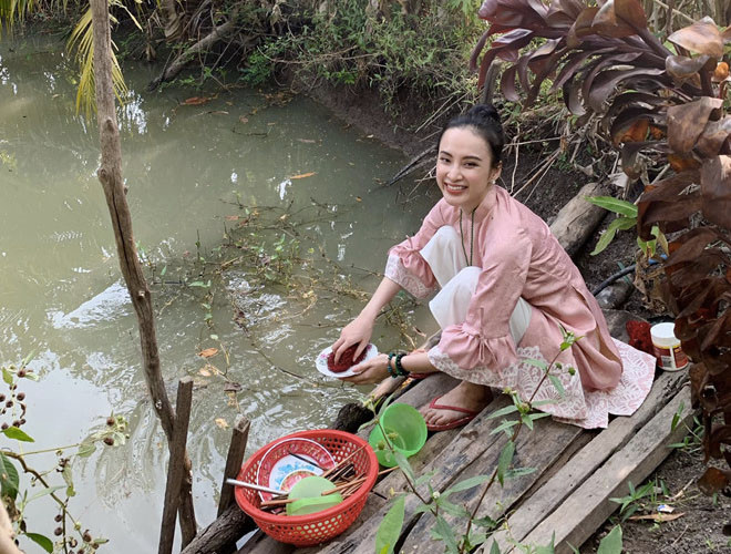 Showbiz 6/2: Hình ảnh Angela Phương Trinh rửa bát khiến fan phát hoảng