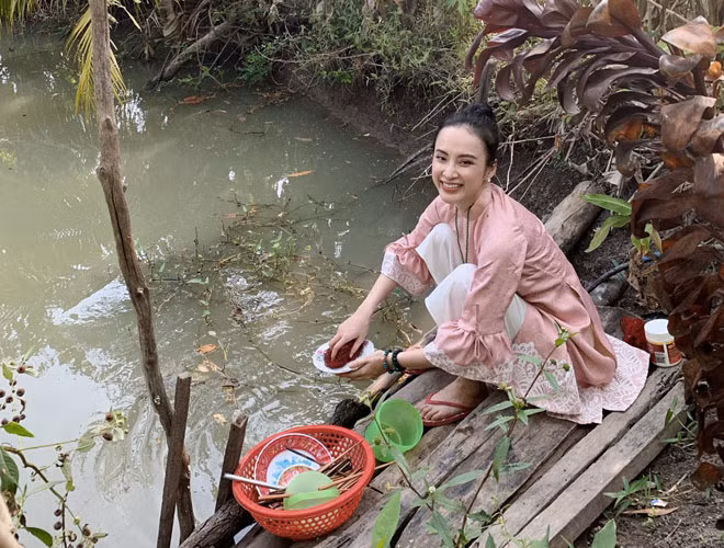 Showbiz 6/2: Hình ảnh Angela Phương Trinh rửa bát khiến fan phát hoảng