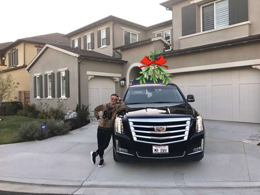 Showbiz 8/2: Đàm Vĩnh Hưng khoe siêu xe, nhà biệt thự ở Mỹ gây choáng