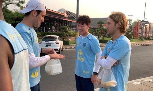 Xuân Trường trò chuyện cùng hai đồng đội mới trong buổi tập đầu tiên tại Buriram United. Ảnh: Buriram.