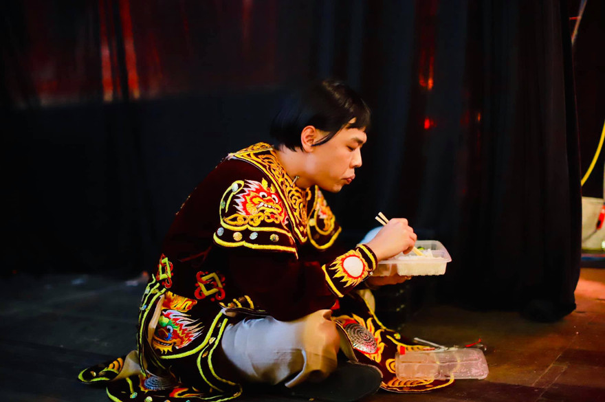 Đây là bức ảnh Trung Ruồi tranh thủ ăn cơm hộp trong đêm thứ hai ghi hình Táo quân 2019. Trung Ruồi tâm sự, trước khi ghi hình anh sốt và đau họng nên chỉ khi diễn xong hai cảnh quan trọng trên sân khấu, anh mới yên tâm ăn một chút trong hậu trường. 