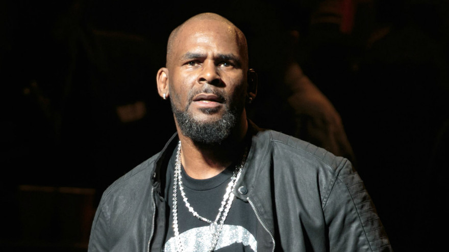 R. Kelly liên tiếp bị cáo buộc lạm dụng tình dục khiến sự nghiệp sụp đổ.