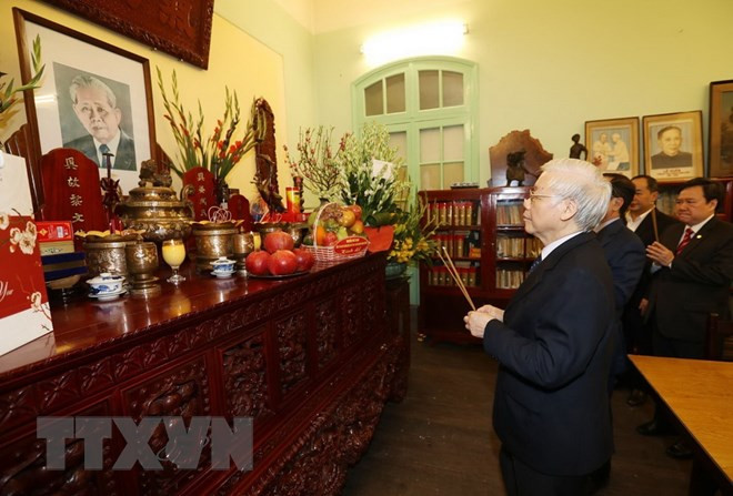 Tổng Bí thư, Chủ tịch nước Nguyễn Phú Trọng đến thắp hương tưởng niệm Tổng Bí thư Lê Duẩn. (Ảnh: Trí Dũng/TTXVN)