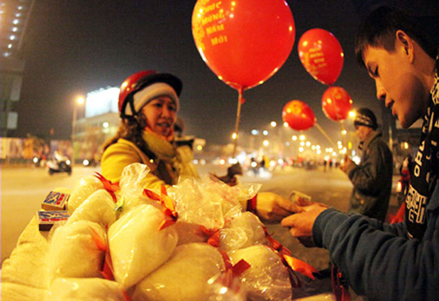 Nhiều người tâm niệm đầu năm mua muối cả năm sẽ làm ăn phát đạt, may mắn, thuận lợi, sung túc. Ảnh minh hoạ.