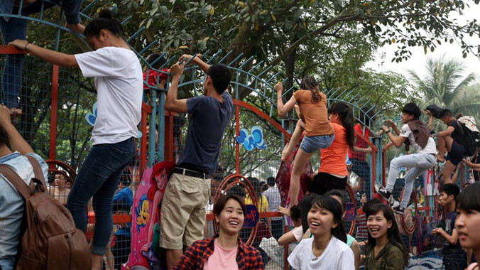 Cảnh hỗn loạn tại công viên nước ngày 19/4.