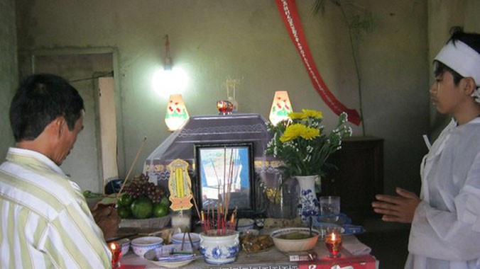 Người dân đến chia buồn cùng gia đình nạn nhân.