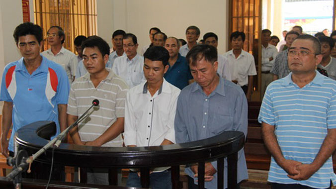 Năm bị cáo lắng nghe tuyên án. Ảnh: Hoàng Trường/VnExpress