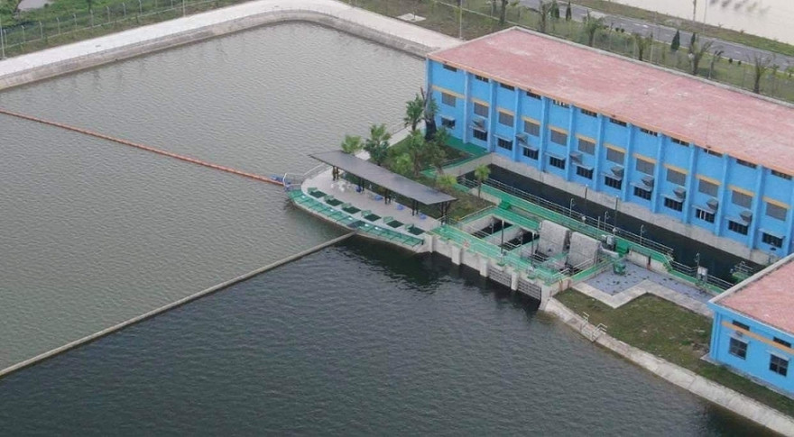 Hồ lắng và sân tập golf bên trong nhà máy nước mặt sông Đuống. Ảnh minh họa