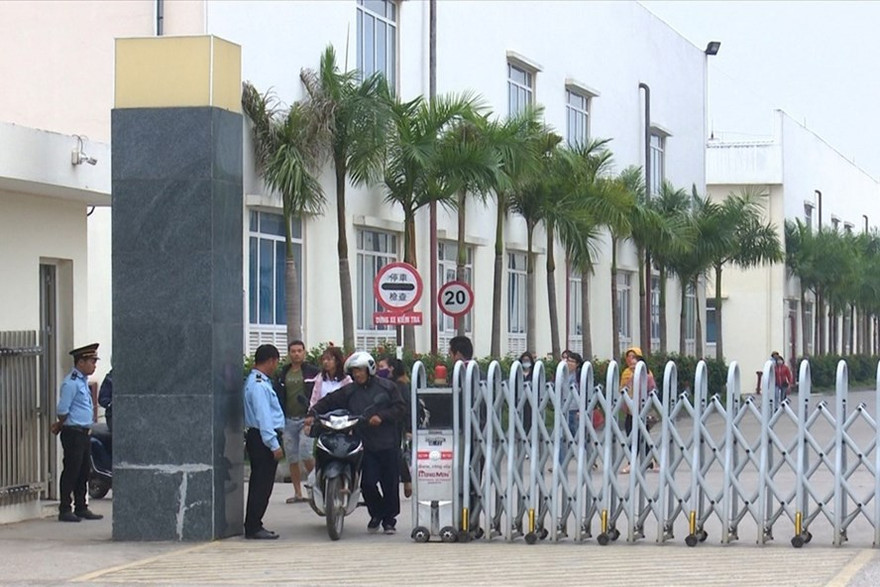 CÔng nhân Cty Lợi Tín đi làm trở lại. Ảnh: Tô Thế