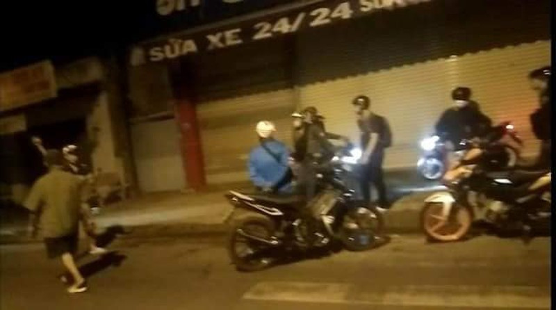 Nhóm người tự xung Cảnh sát hình sự chặn xe người dân. Ảnh: Mạng xã hội