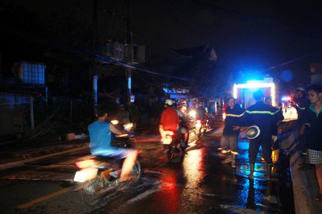 Hiện trường vụ cháy, nổ trạm biến thế trong khu dân cư