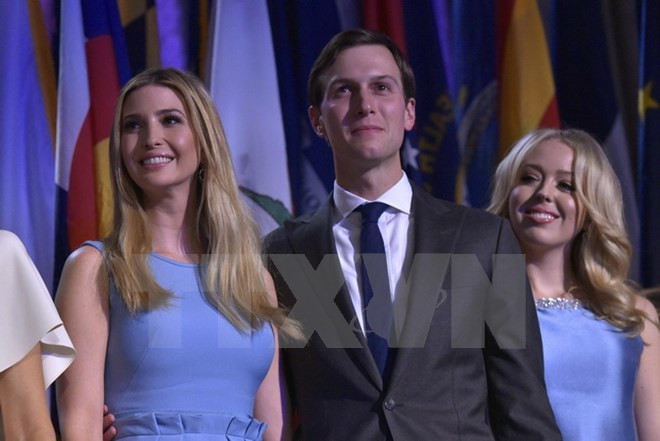 Ông Jared Kushner (giữa) tại lễ mừng chiến thắng của Tổng thống đắc cử Mỹ Donald Trump ở New York ngày 9/11/2016. (Nguồn: AFP/TTXVN)