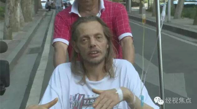 Anh Alexander Pieter Cirk chỉ còn "da bọc xương" sau 10 ngày chờ bạn gái quen qua mạng.