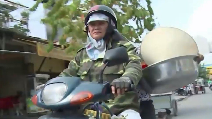 Mẹ làm xe ôm nuôi 4 con học đại học