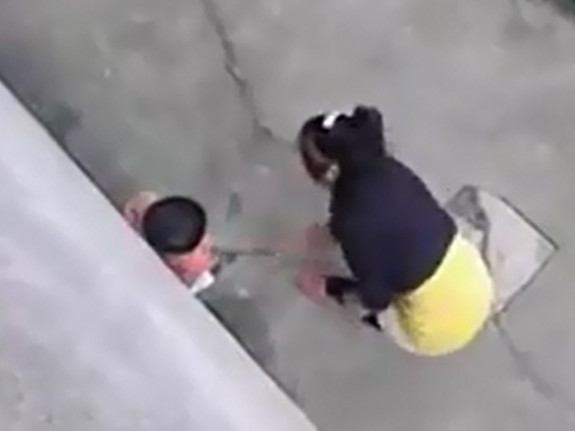 Phẫn nộ với cảnh người mẹ 'dạy' con tàn nhẫn