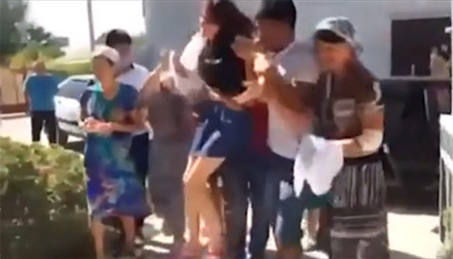 Thiếu nữ gào thét vì bị bắt cóc làm cô dâu