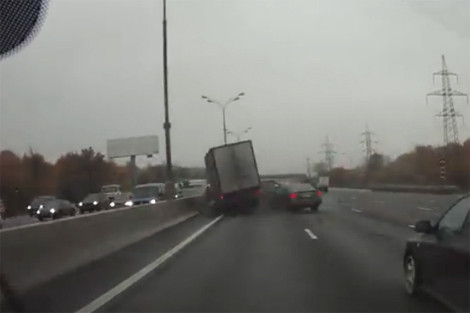 Toyota Camry đốn 3 xe trên cao tốc