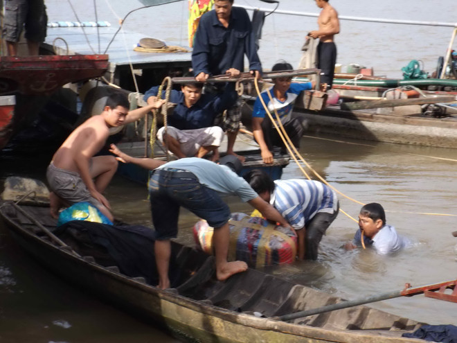 Trục vớt hàng hóa trên tàu chìm. Ảnh: Hòa Hội