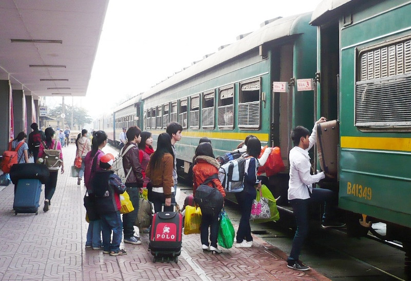 Thêm 29 đoàn tàu và 600 lượt xe khách chống quá tải dịp 30/4