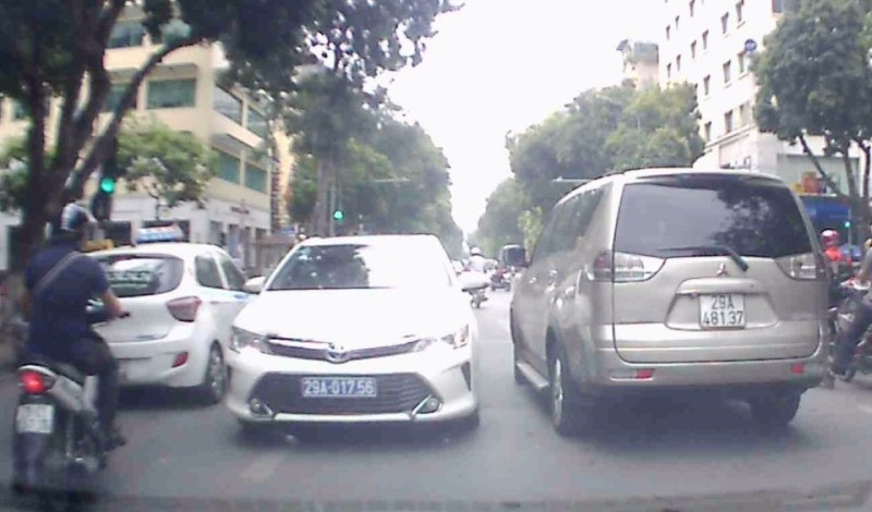 Nhiều ý kiến luật sư cho rằng, xe biển xanh 29A-017.56 không đủ điều kiện đi vào đường ngược chiều sáng 23/4. Ảnh cắt từ clip