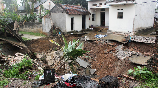 Vụ sút lún suýt “nuốt” cả căn nhà của anh Nguyễn Văn Bắc. Ảnh: CTV T.Tùng 