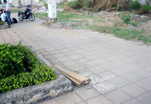 Cảnh sát cơ động nằm chết bên đường với 3 vết đâm