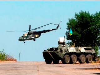  Trực thăng và xe bọc thép của quân đội Ukraine ở gần thành phố Donetsk - Ảnh: Reuters 