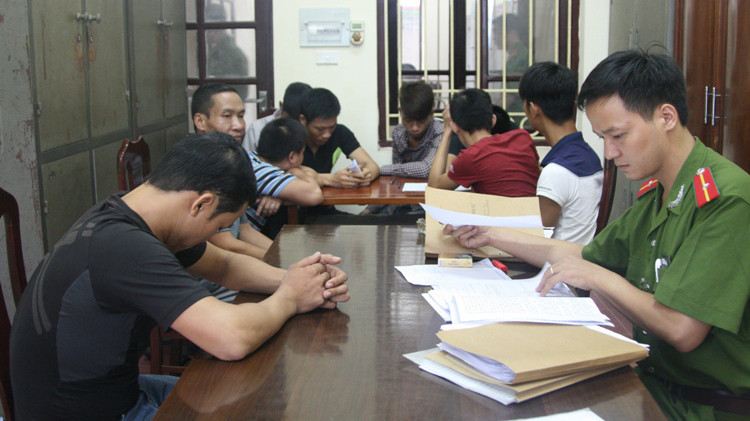 Công an huyện Hữu Lũng làm việc với các đối tượng đánh bạc