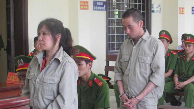 Cặp vợ chồng Trung-Liên hầu tòa. Ảnh: Duy Chiến 