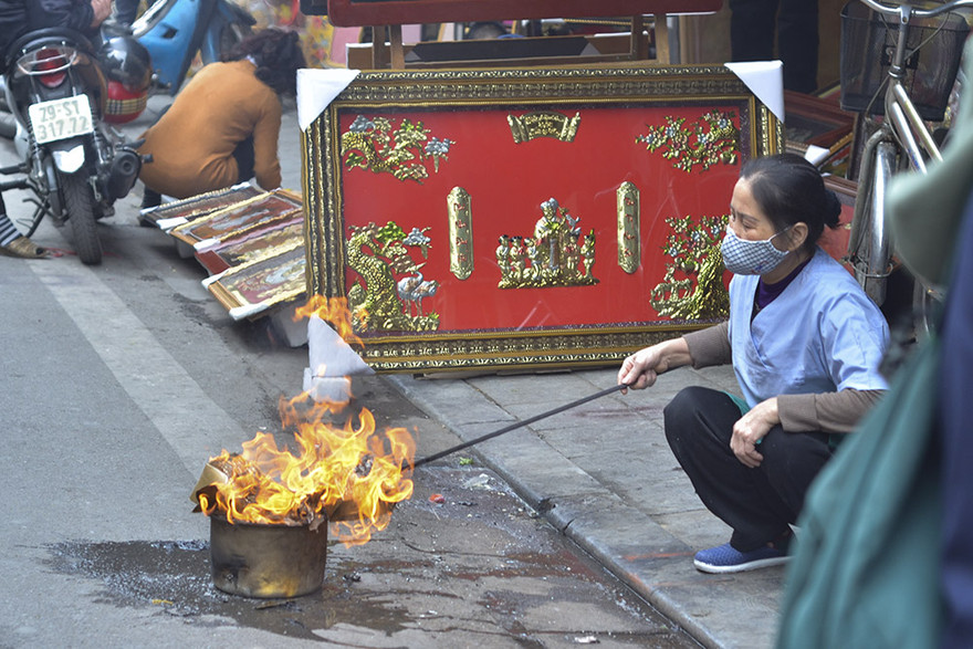 Lễ vật cúng ông Công, ông Táo gồm mũ, giầy, tiền vàng,… được người dân đốt sau khi làm lễ.