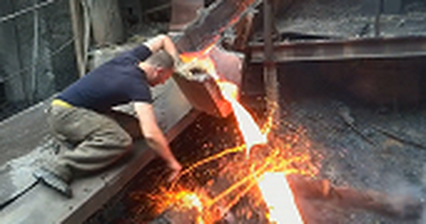 1001 thắc mắc: Vì sao thọc tay vào kim loại nóng chảy mà không bị bỏng?