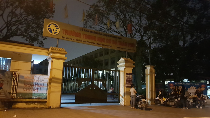 Ban giám hiệu nhà trường cùng cơ quan chức năng họp bàn vụ việc tới 19h30. Ảnh: Trần Hoàng