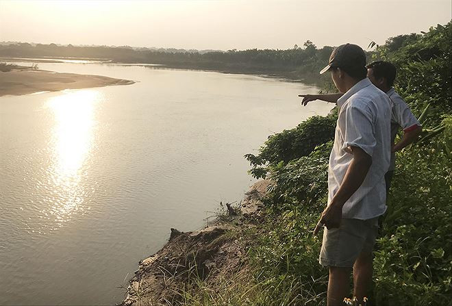 "Cát tặc" tại xã Đại Mạch, huyện Đông Anh khiến hàng trăm mét vuông hoa màu của người dân bị sạt xuống sông.