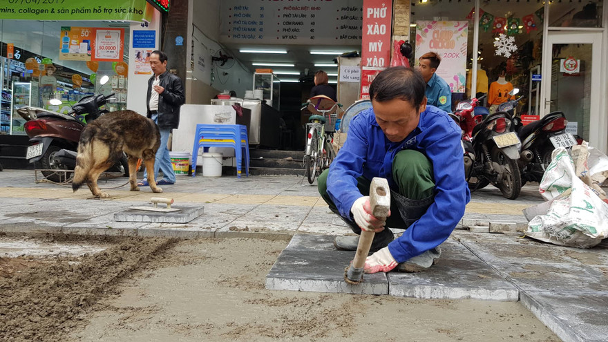 Lát đá vỉa hè Hà Nội: Lát mới chưa xong, đoạn cũ đã hỏng