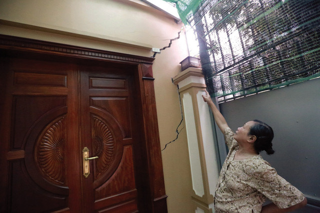 Một ngôi nhà liền kề với tường nứt toác tại KĐT Văn Phú