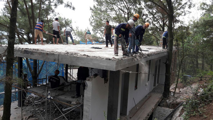 Công nhân tiến hành cưỡng chế