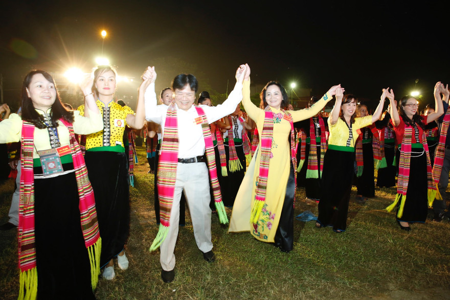 Ông Vương Duy Biên Thứ trưởng Bộ VHTT và DL và bà Phạm Thị Thanh Trà, Ủy viên Trung ương Đảng, Bí thư tỉnh ủy, Chủ tịch UBND tỉnh Yên Bái tham gia trong vòng xòe.