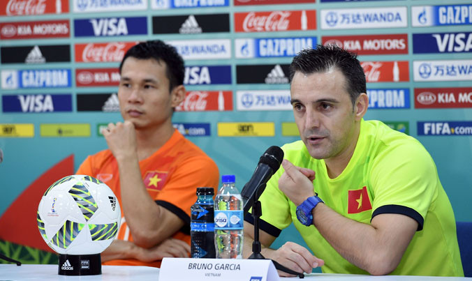 HLV Bruno trả lời báo chí quốc tế trước trận đấu gặp Italia.